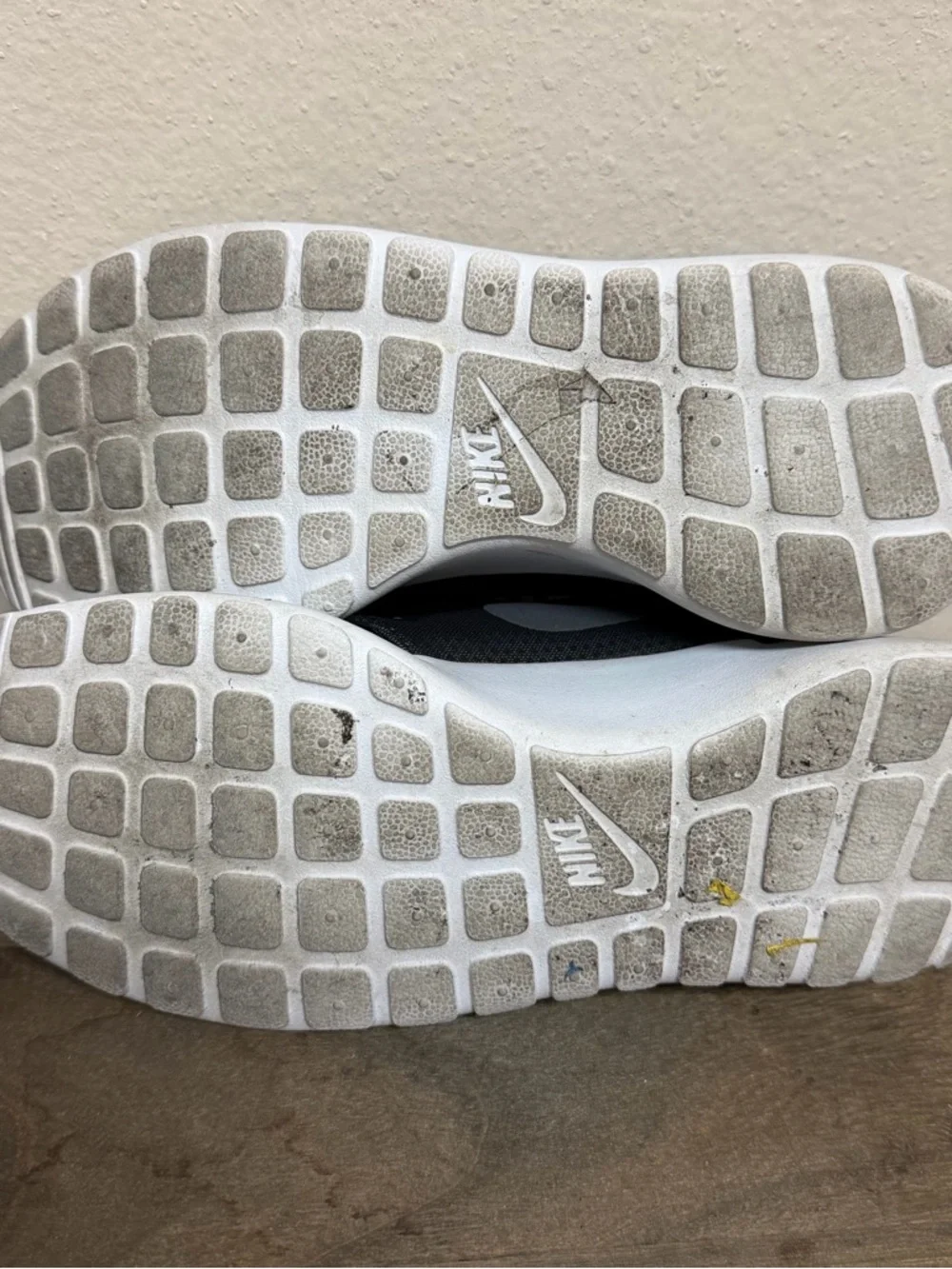 Nike Roshe One #BETRUE sneakers mens 7 womens 8.5